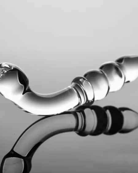 Gode en verre cristal transparent conçu pour la stimulation du point G et le plaisir intime féminin.